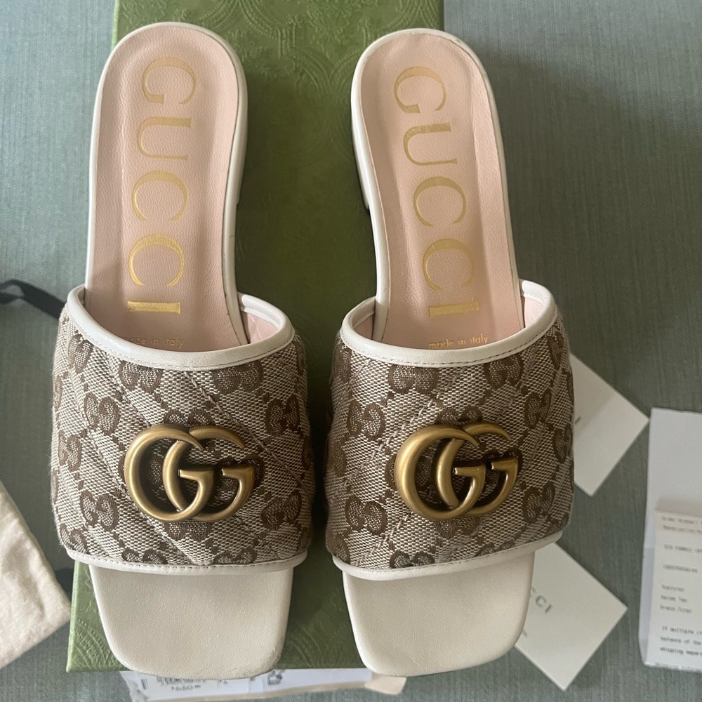 Gucci Maramont slide sandals. Size 37 or US 7.  💯% AUTHENTIC in GREAT CONDITION